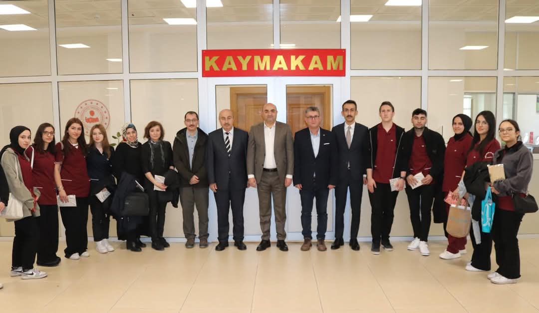 Tavşanlı Hayme Ana Mesleki ve Teknik Anadolu Lisesi Sağlık Bölümü Öğrencileri Kaymakamımız Sayın Hayrettin Baskın’ı Ziyaret Ettiler.