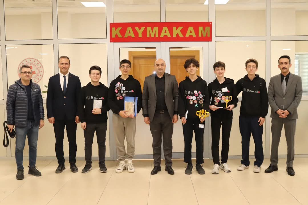 Tavşanlı 15 Temmuz Şehitler Fen Lisesi ROBOTAV Takımı Kaymakamımız Sayın Hayrettin BASKIN'ı Makamında Ziyaret Ettiler