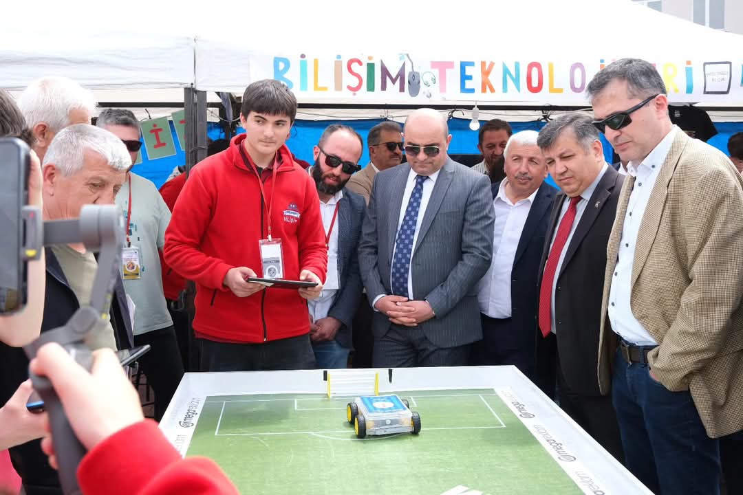 Meslek Liseleri Tanıtım Fuarı İlçe Protokolünün Katılımıyla Gerçekleştirildi
