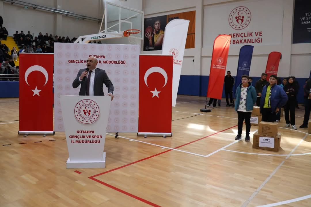 Tavşanlı’da, Okullara Spor Malzemesi Desteği